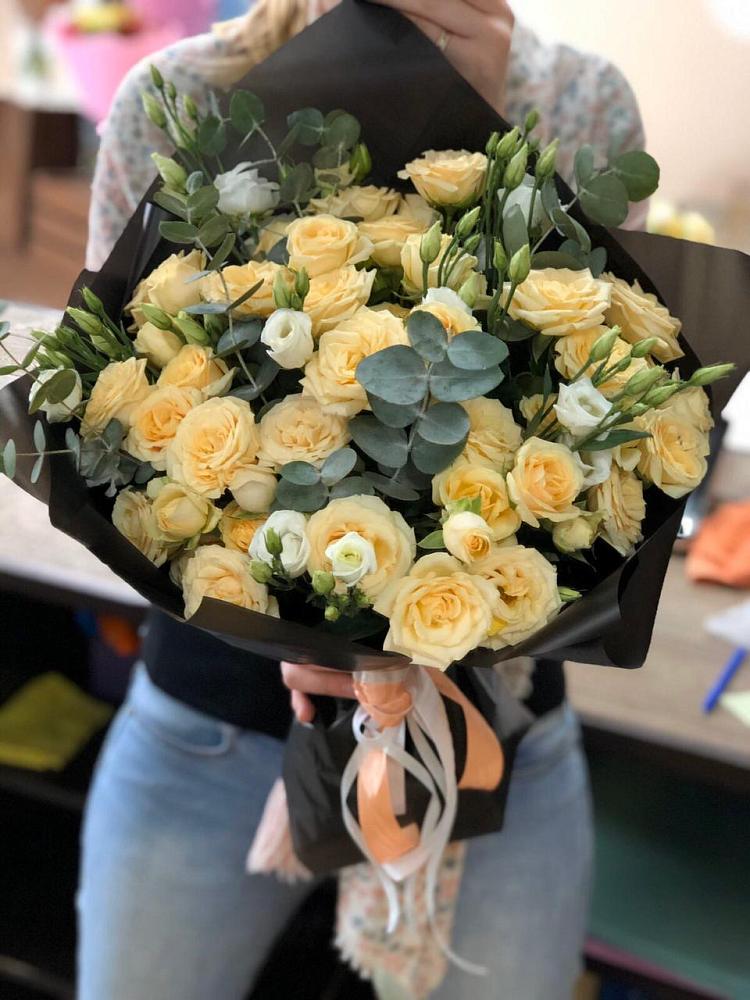 Букет цветов из: Розы и Лизиантусы в Ряжске