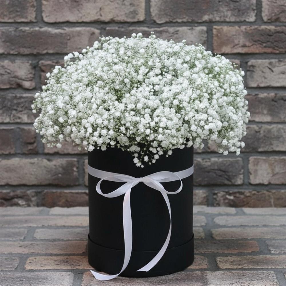 Цветочная композиция из Гипсофила в шляпной коробке в Ряжске