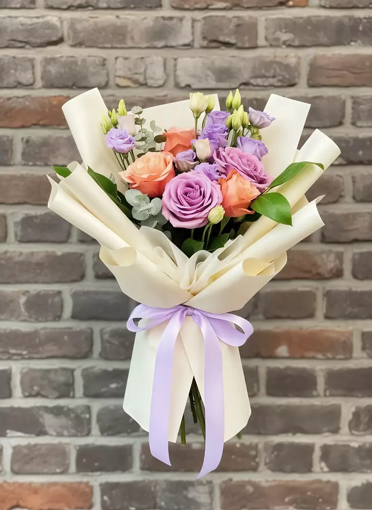 Букет цветов из: Лизиантусы и Розы в Ряжске