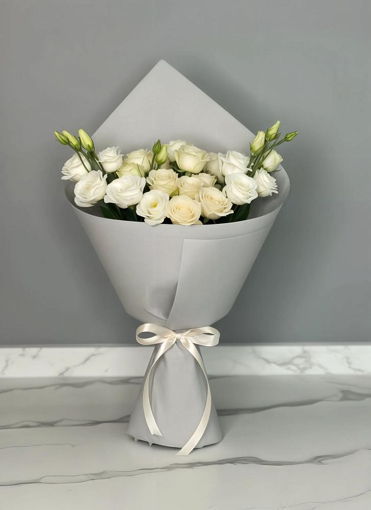 Букет цветов из: Розы и Лизиантусы в Ряжске