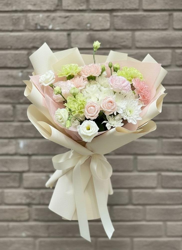 Букет цветов из: Гвоздики, Розы, Лизиантусы и Хризантемы в Ряжске