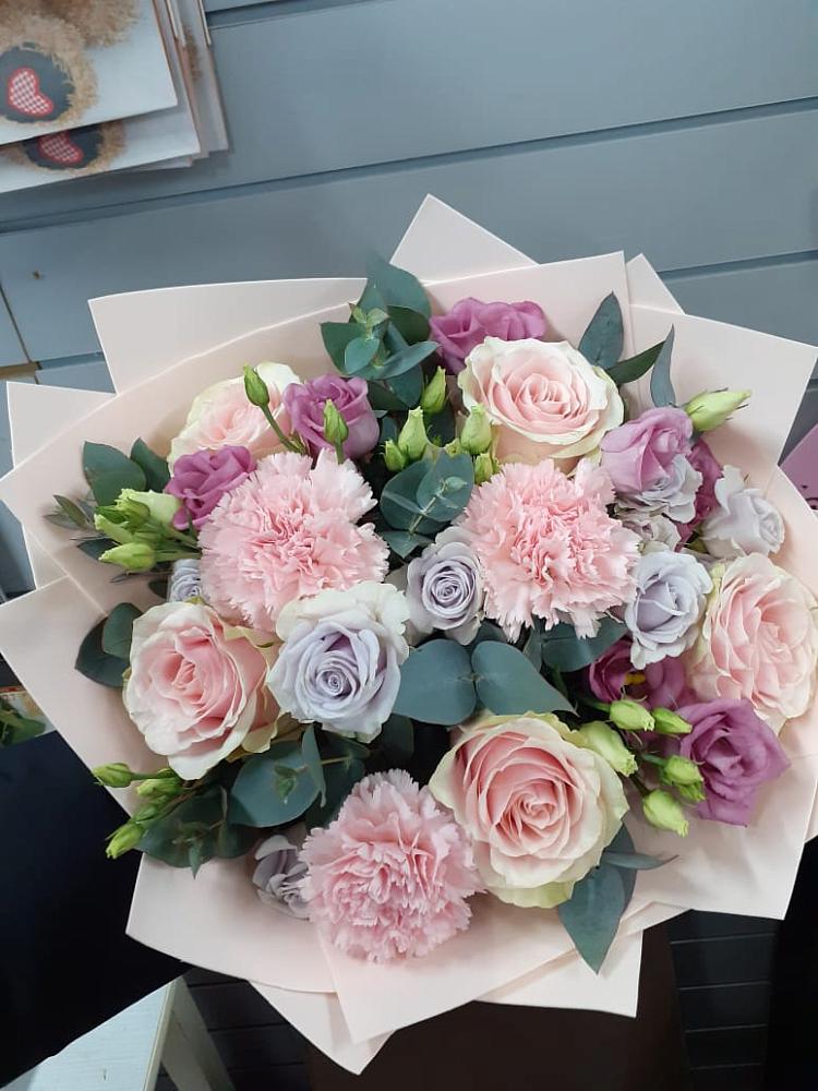 Букет цветов из: Розы, Гвоздики и Лизиантусы в Ряжске