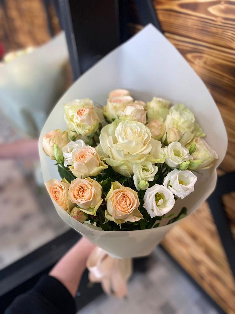 Букет цветов из: Розы и Лизиантусы в Ряжске